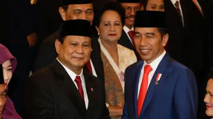 Menteri Pertahanan, Prabowo Subianto mendapat ucapan selamat dari Presiden RI, Joko Widodo saat pelantikan menteri-menteri Kabinet Indonesia Maju di Istana Negara, Jakarta, Rabu (23/10/2019). Presiden RI Joko Widodo mengumumkan dan melantik menteri-menteri Kabinet Indonesia Maju.