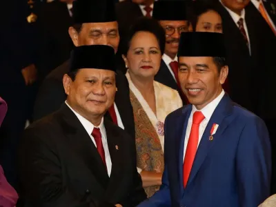 Menteri Pertahanan, Prabowo Subianto mendapat ucapan selamat dari Presiden RI, Joko Widodo saat pelantikan menteri-menteri Kabinet Indonesia Maju di Istana Negara, Jakarta, Rabu (23/10/2019). Presiden RI Joko Widodo mengumumkan dan melantik menteri-menteri Kabinet Indonesia Maju.