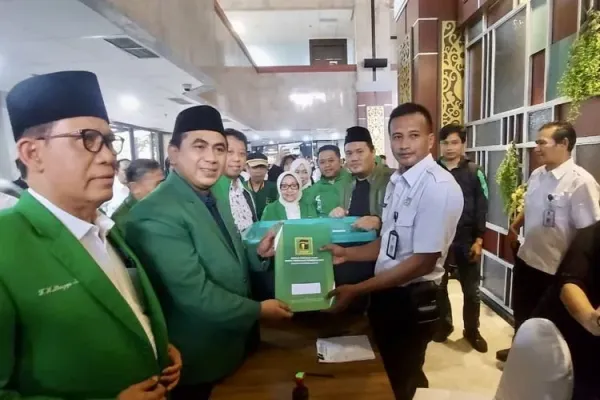 Sekjen PPP Taj Yasin Maimoen atau Gus Yasin dan Ketua Umum PPP Romahurmuziy dari kubu Agus Suparmanto menyerahkan SK (Surat Keputusan) kepengurusan PPP periode 2025-2030 ke Direktorat Jenderal Administrasi Hukum Umum (Ditjen AHU) Kementerian Hukum, Rabu (1/10/2025).