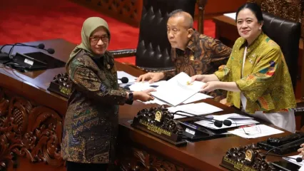 Menteri Pendayagunaan Aparatur Negara dan Reformasi Birokrasi (PANRB) Rini Widyantini dalam Rapat Paripurna DPR terkait pengambilan keputusan atas Rancangan Undang-Undang (RUU) tentang Perubahan Keempat atas Undang-Undang Nomor 19 Tahun 2003 tentang BUMN di Gedung DPR, Jakarta, Kamis (2/10/2025).