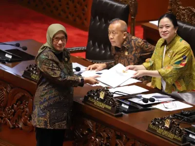 Menteri Pendayagunaan Aparatur Negara dan Reformasi Birokrasi (PANRB) Rini Widyantini dalam Rapat Paripurna DPR terkait pengambilan keputusan atas Rancangan Undang-Undang (RUU) tentang Perubahan Keempat atas Undang-Undang Nomor 19 Tahun 2003 tentang BUMN di Gedung DPR, Jakarta, Kamis (2/10/2025).
