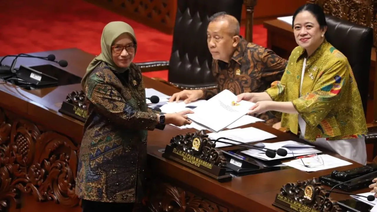 Menteri Pendayagunaan Aparatur Negara dan Reformasi Birokrasi (PANRB) Rini Widyantini dalam Rapat Paripurna DPR terkait pengambilan keputusan atas Rancangan Undang-Undang (RUU) tentang Perubahan Keempat atas Undang-Undang Nomor 19 Tahun 2003 tentang BUMN di Gedung DPR, Jakarta, Kamis (2/10/2025).