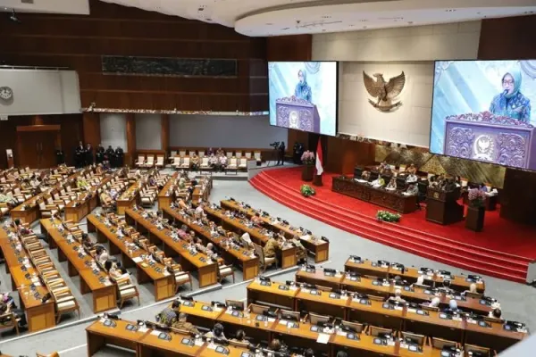 Menteri Pendayagunaan Aparatur Negara dan Reformasi Birokrasi (PANRB) Rini Widyantini dalam Rapat Paripurna DPR terkait pengambilan keputusan atas Rancangan Undang-Undang (RUU) tentang Perubahan Keempat atas Undang-Undang Nomor 19 Tahun 2003 tentang BUMN di Gedung DPR, Jakarta, Kamis (2/10/2025).