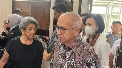 Orangtua mantan Menteri Pendidikan, Kebudayaan, Riset, dan Teknologi (Mendikbudristek) Nadiem Anwar Makarim hadir dalam sidang perdana praperadilan di Pengadilan Negeri (PN) Jakarta Selatan, Jumat (3/10/2025).