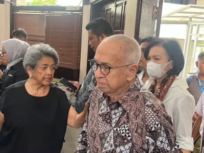 Orangtua mantan Menteri Pendidikan, Kebudayaan, Riset, dan Teknologi (Mendikbudristek) Nadiem Anwar Makarim hadir dalam sidang perdana praperadilan di Pengadilan Negeri (PN) Jakarta Selatan, Jumat (3/10/2025).