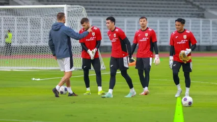 Pelatih kiper timnas Indonesia Sjoerd Woudenberg memberikan arahan pada Maarten Paes, Nadeo Argawinata, Emil Audero, dan Ernando Ari (kiri ke kanan) saat sesi latihan jelang pertandingan Kualifikasi Piala Dunia 2026 di Stadion Madya, Gelora Bung Karno, Senayan, Minggu (22/3/2025). Indonesia akan menghadapi Bahrain dalam laga putaran ketiga Kualifikasi Piala Dunia 2026, di Stadion Utama Gelora Bung Karno, pada Selasa (25/3/2025).