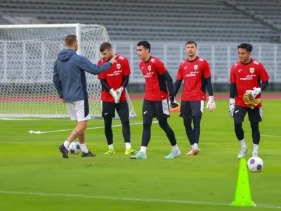 Pelatih kiper timnas Indonesia Sjoerd Woudenberg memberikan arahan pada Maarten Paes, Nadeo Argawinata, Emil Audero, dan Ernando Ari (kiri ke kanan) saat sesi latihan jelang pertandingan Kualifikasi Piala Dunia 2026 di Stadion Madya, Gelora Bung Karno, Senayan, Minggu (22/3/2025). Indonesia akan menghadapi Bahrain dalam laga putaran ketiga Kualifikasi Piala Dunia 2026, di Stadion Utama Gelora Bung Karno, pada Selasa (25/3/2025).