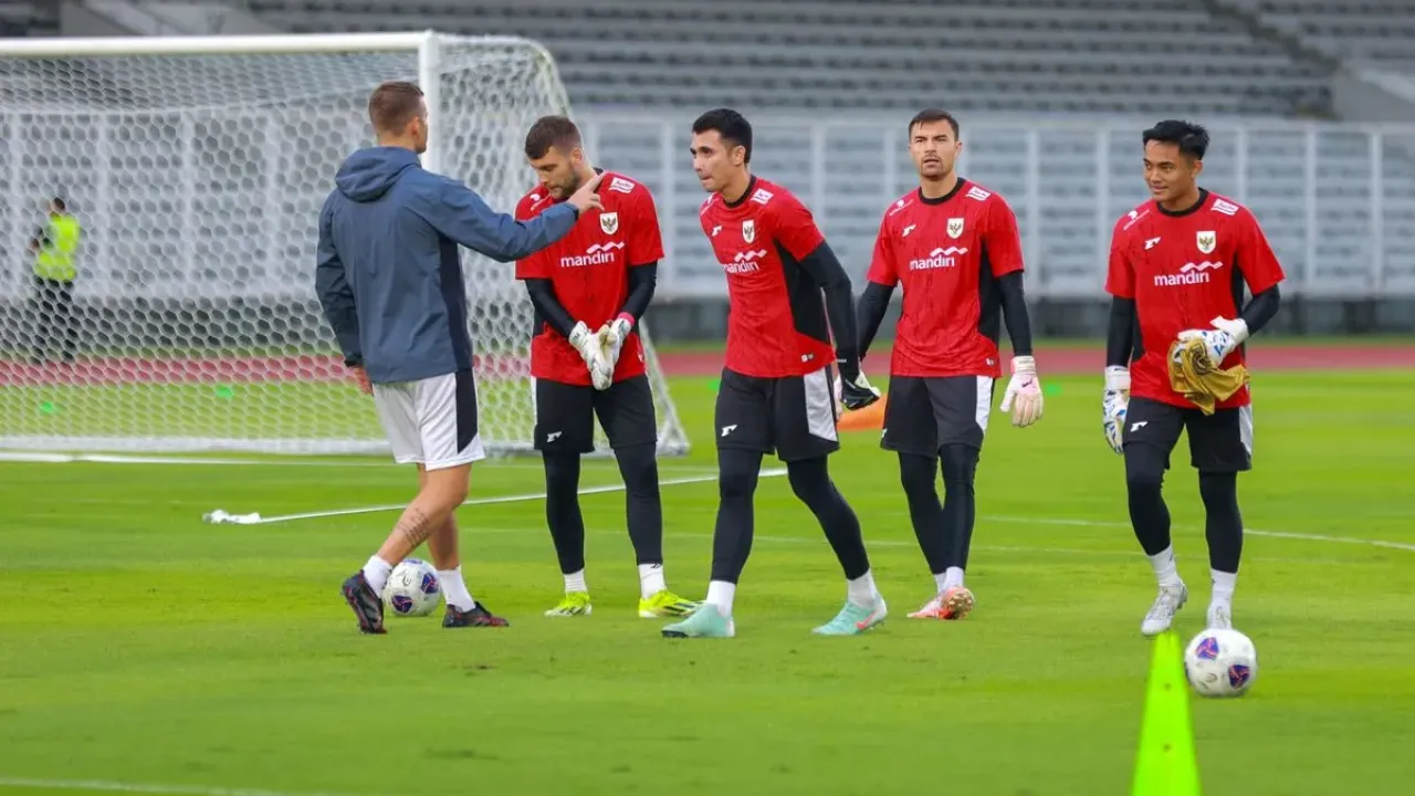 Pelatih kiper timnas Indonesia Sjoerd Woudenberg memberikan arahan pada Maarten Paes, Nadeo Argawinata, Emil Audero, dan Ernando Ari (kiri ke kanan) saat sesi latihan jelang pertandingan Kualifikasi Piala Dunia 2026 di Stadion Madya, Gelora Bung Karno, Senayan, Minggu (22/3/2025). Indonesia akan menghadapi Bahrain dalam laga putaran ketiga Kualifikasi Piala Dunia 2026, di Stadion Utama Gelora Bung Karno, pada Selasa (25/3/2025).