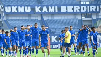 Latihan resmi Persib Bandung sehari jelang laga melawan Lion City Sailors FC di ajang AFC Champions League Two (ACL 2) 2025-2026 yang akan berlangsung Kamis (18/9/2025) di Gelora Bandung Lautan Api (GBLA). 