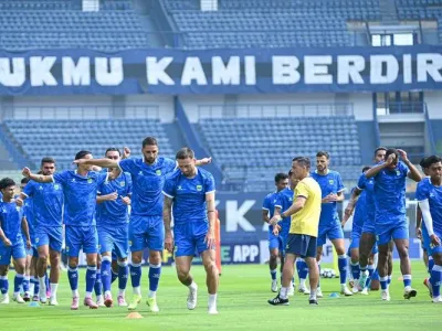 Latihan resmi Persib Bandung sehari jelang laga melawan Lion City Sailors FC di ajang AFC Champions League Two (ACL 2) 2025-2026 yang akan berlangsung Kamis (18/9/2025) di Gelora Bandung Lautan Api (GBLA). 