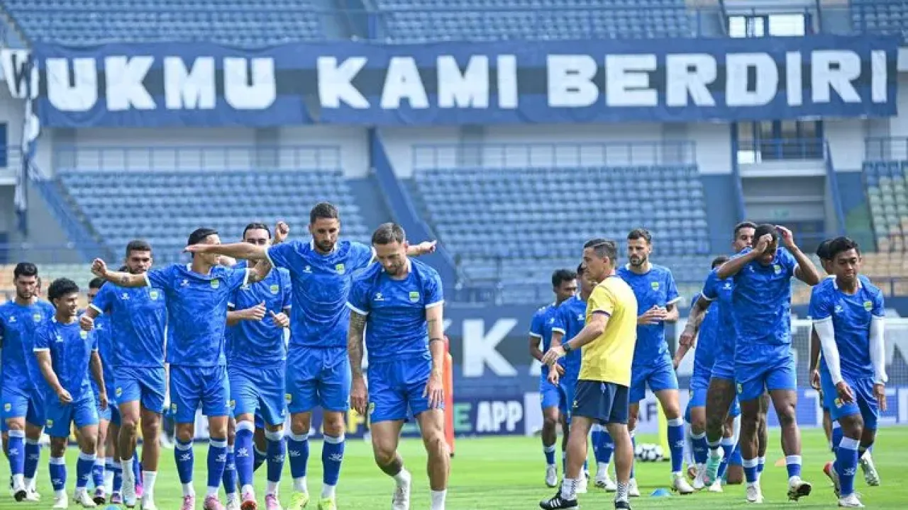Latihan resmi Persib Bandung sehari jelang laga melawan Lion City Sailors FC di ajang AFC Champions League Two (ACL 2) 2025-2026 yang akan berlangsung Kamis (18/9/2025) di Gelora Bandung Lautan Api (GBLA). 
