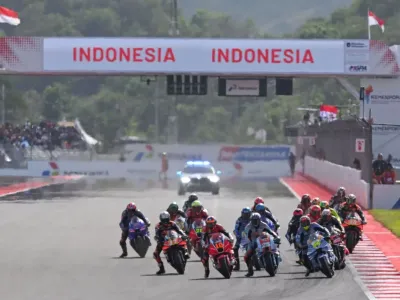 Para pebalap memacu sepeda motor mereka saat memulai sesi Sprint Race MotoGP Indonesia 2025 di Sirkuit Internasional Pertamina Mandalika, Lombok Tengah, Nusa Tenggara Barat, Sabtu (4/10/2025). Pebalap Aprilia Racing Marco Bezzecchi menjuarai sesi tersebut dengan finis tercepat pertama dengan total waktu 19 menit 37,047 detik disusul pembalap BK8 Gresini Racing MotoGP Fermin Aldeguer di posisi kedua dan (kiri) dan pembalap Trackhouse MotoGP Team Raul Fernandez di posisi ketiga. ANTARAFOTO/Aditya Pradana Putra/nz


