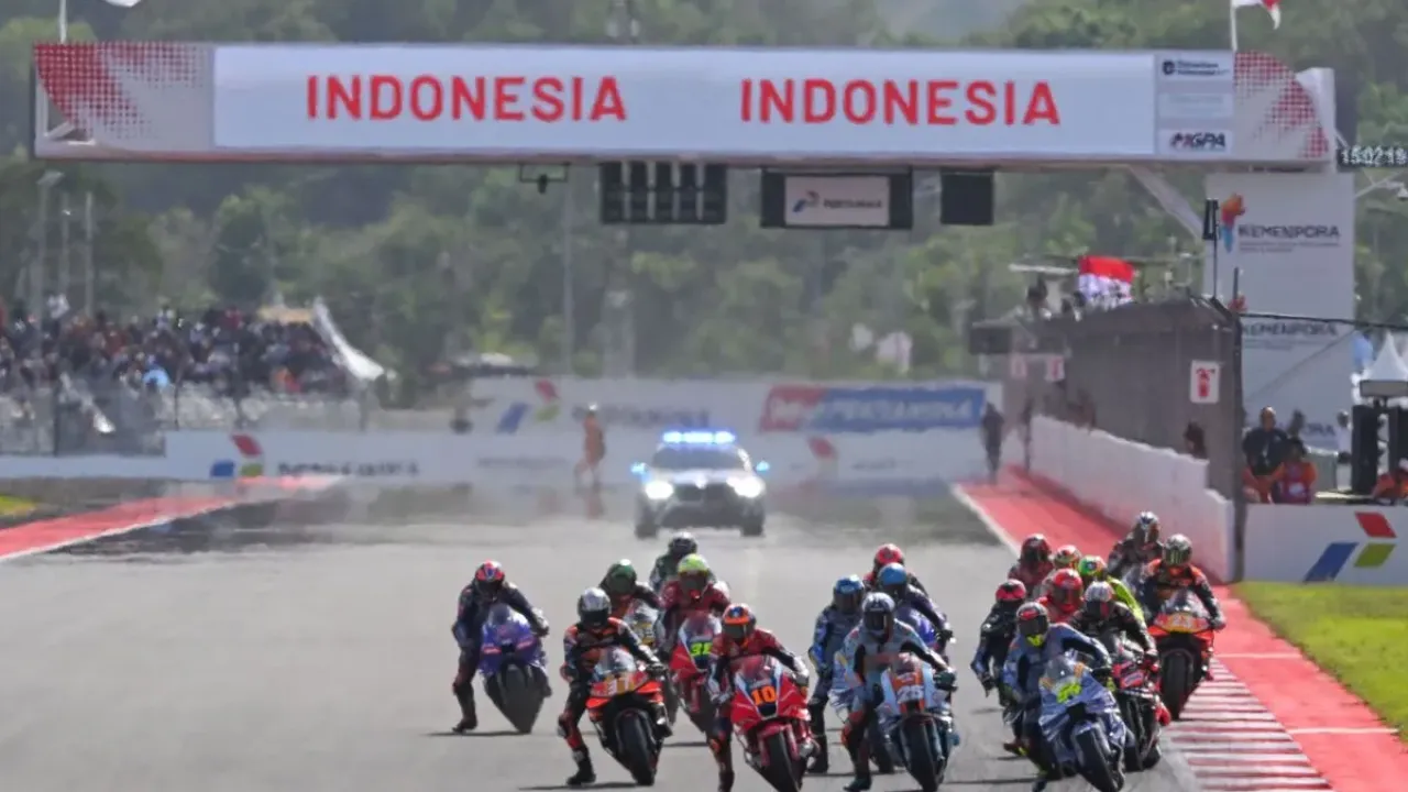 Para pebalap memacu sepeda motor mereka saat memulai sesi Sprint Race MotoGP Indonesia 2025 di Sirkuit Internasional Pertamina Mandalika, Lombok Tengah, Nusa Tenggara Barat, Sabtu (4/10/2025). Pebalap Aprilia Racing Marco Bezzecchi menjuarai sesi tersebut dengan finis tercepat pertama dengan total waktu 19 menit 37,047 detik disusul pembalap BK8 Gresini Racing MotoGP Fermin Aldeguer di posisi kedua dan (kiri) dan pembalap Trackhouse MotoGP Team Raul Fernandez di posisi ketiga. ANTARAFOTO/Aditya Pradana Putra/nz


