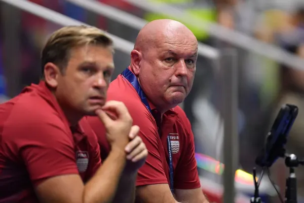 Pelatih Persib Bandung Bojan Hodak bersama asistennya Igor Tolic berdampingan saat menghadapi Bangkok United dalam ajang AFC Champions League Two (ACL 2) 2025-2026, di Stadion BG Pathum Thani, Rabu (1/10/2025). 