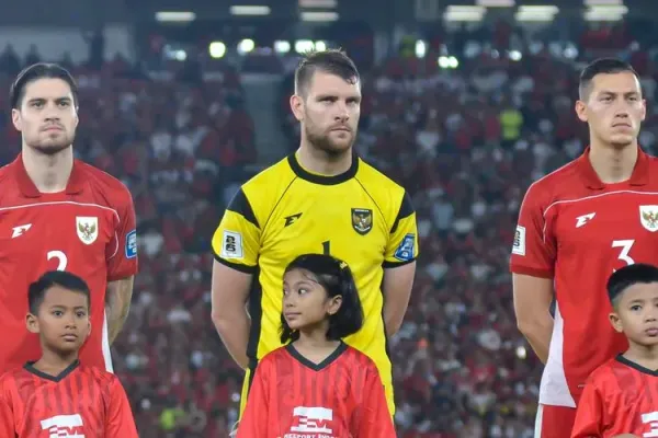 Penjaga gawang Timnas Indonesia Maarten Paes saat tampol di hadapan ribuan suporter menghadapi Bahrain pada pertandingan lanjutan ronde ketiga Kualifikasi Piala Dunia 2026 Zona Asia, Selasa (25/3/2025) di Stadion Utama Gelora Bung Karno, Senayan Jakarta.
