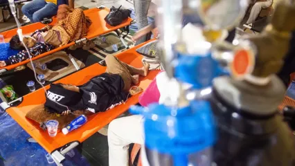 Pasien korban keracunan massal beristirahat saat mendapatkan perawatan di Posko Penanganan Kantor Kecamatan Cipongkor, Kabupaten Bandung Barat, Jawa Barat, Jumat (26/9/2025). Sebanyak 17 orang korban kembali mendapatkan perawatan setelah sempat dinyatakan pulih pascakeracunan massal usai mengonsumsi makan bergizi gratis (MBG) pada Senin (22/9) dan Rabu (24/9) lalu. 