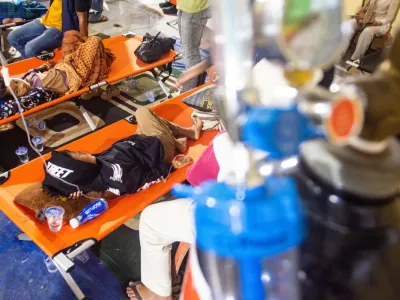 Pasien korban keracunan massal beristirahat saat mendapatkan perawatan di Posko Penanganan Kantor Kecamatan Cipongkor, Kabupaten Bandung Barat, Jawa Barat, Jumat (26/9/2025). Sebanyak 17 orang korban kembali mendapatkan perawatan setelah sempat dinyatakan pulih pascakeracunan massal usai mengonsumsi makan bergizi gratis (MBG) pada Senin (22/9) dan Rabu (24/9) lalu. 