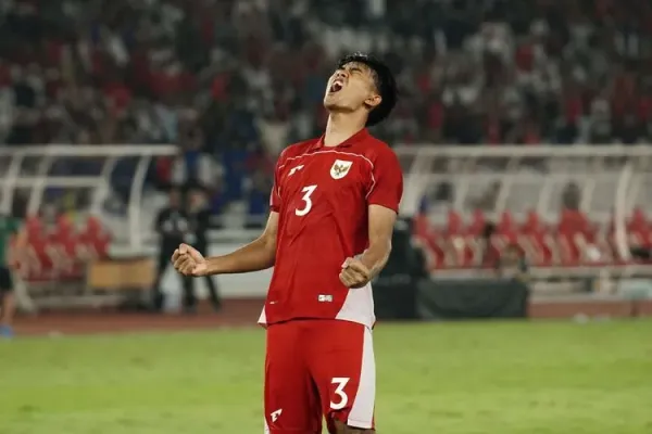 Pemain timnas U23 Indonesia Kakang Rudianto meluapkan kegembiraannya setelah membobol gawang Thailand saat adu penalti dalam ajang semifinal ASEAN U23 Championship atau Piala AFF U23 2025, Jumat (25/7/2025).