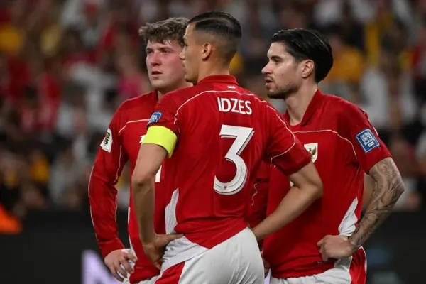 Ekspresi Jay Idzes, Kevin Diks, dan Ole Romeny dalam laga Kualifikasi Piala Dunia 2026 antara Australia vs Indonesia di Sydney Football Stadium, Kamis (20/3/2025). (Photo by Saeed KHAN / AFP) 