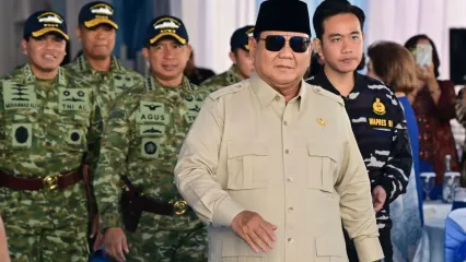 Presiden Prabowo Subianto berjalan saat menghadiri parade kapal TNI AL di Teluk Jakarta, Kamis (2/10/2025) didampingi Panglima TNI Jenderal Agus Subiyanto (belakang) berseragam PDL baru TNI.
