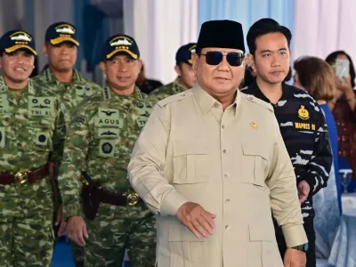 Presiden Prabowo Subianto berjalan saat menghadiri parade kapal TNI AL di Teluk Jakarta, Kamis (2/10/2025) didampingi Panglima TNI Jenderal Agus Subiyanto (belakang) berseragam PDL baru TNI.