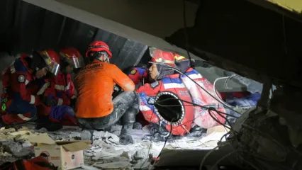 Tim SAR gabungan mencari korban bangunan mushalla yang ambruk di Pondok Pesantren (Ponpes) Al Khoziny di Kecamatan Buduran, Sidoarjo, Jawa Timur, Senin (29/9/2025) malam. Berdasarkan data Badan SAR Nasional terdapat 100 orang santri menjadi korban dalam peristiwa itu, 99 orang berhasil diselamatkan dimana delapan orang dievakuasi tim SAR gabungan dan 91 orang melakukan evakuasi mandiri setelah kejadian, sementara satu orang dilaporkan meninggal dunia. ANTARA FOTO/Umarul Faruq/tom.