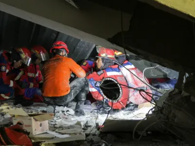 Tim SAR gabungan mencari korban bangunan mushalla yang ambruk di Pondok Pesantren (Ponpes) Al Khoziny di Kecamatan Buduran, Sidoarjo, Jawa Timur, Senin (29/9/2025) malam. Berdasarkan data Badan SAR Nasional terdapat 100 orang santri menjadi korban dalam peristiwa itu, 99 orang berhasil diselamatkan dimana delapan orang dievakuasi tim SAR gabungan dan 91 orang melakukan evakuasi mandiri setelah kejadian, sementara satu orang dilaporkan meninggal dunia. ANTARA FOTO/Umarul Faruq/tom.