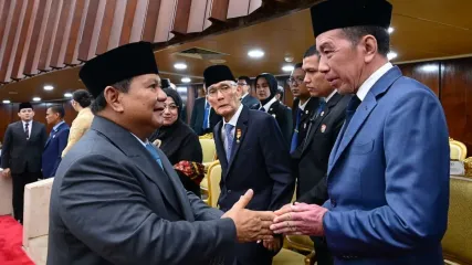 Presiden Prabowo Subianto menyalami Presiden ke-7 Joko Widodo yang turut hadir dalam Sidang Tahunan MPR-RI dan Sidang Bersama DPR-RI dan DPD-RI di Gedung Nusantara, Jakarta Pusat, Jumat (15/8/2025). 