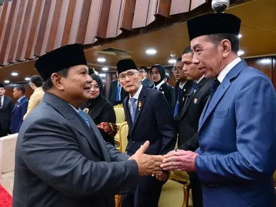 Presiden Prabowo Subianto menyalami Presiden ke-7 Joko Widodo yang turut hadir dalam Sidang Tahunan MPR-RI dan Sidang Bersama DPR-RI dan DPD-RI di Gedung Nusantara, Jakarta Pusat, Jumat (15/8/2025). 