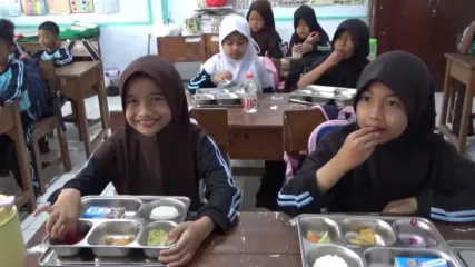Siswa SD di Purbalingga tampak antusias menikmati menu makan bergizi gratis. Program MBG membuat anak-anak lebih semangat belajar sekaligus terbiasa menyantap makanan sehat
