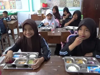 Siswa SD di Purbalingga tampak antusias menikmati menu makan bergizi gratis. Program MBG membuat anak-anak lebih semangat belajar sekaligus terbiasa menyantap makanan sehat