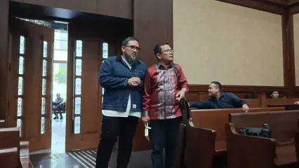 Mantan Kepala Departemen Pembiayaan LPEI, Muhammad Pradithya (Jaket Biru) dalam sidang di Pengadilan Tipikor pada Pengadilan Negeri Jakarta Pusat, Jumat (3/10/2025). 