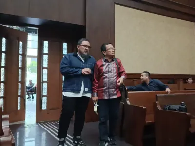 Mantan Kepala Departemen Pembiayaan LPEI, Muhammad Pradithya (Jaket Biru) dalam sidang di Pengadilan Tipikor pada Pengadilan Negeri Jakarta Pusat, Jumat (3/10/2025). 