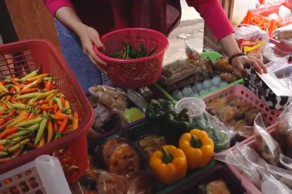 Pedagang sayur di Purworejo yang menjadi mitra penyedia bahan baku program Makan Bergizi Gratis (MBG). Program ini turut menyerap hasil panen lokal dan menggerakkan roda ekonomi masyarakat