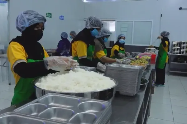 Juru masak di dapur SPPG Dapur Mandiri Nastiti Harapan Mulya tengah menyiapkan ribuan porsi makanan bergizi untuk didistribusikan ke sekolah-sekolah. Kebersihan dan kualitas gizi menjadi prioritas utama dalam setiap proses memasak