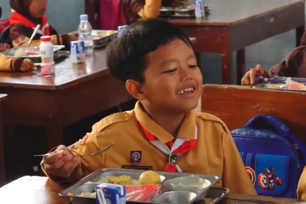 Siswa SD di Kecamatan Bener, Purworejo tampak antusias menikmati menu makan siang bergizi gratis. Program MBG membuat anak-anak lebih bersemangat bersekolah sekaligus memperkenalkan mereka pada variasi makanan sehat