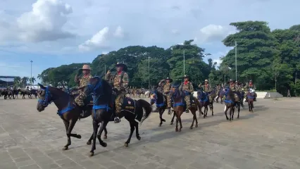 Sebanyak 130 personel Komponen Cadangan (Komcad) Berkuda, diperkenalkan Kementerian Pertahanan (Kemenhan) pada Rabu (1/10/2025) di kawasan Monumen Nasional, Jakarta.