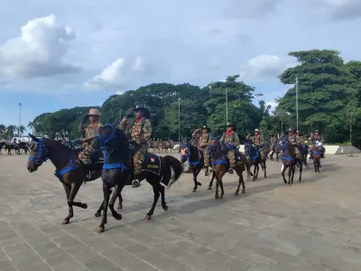 Sebanyak 130 personel Komponen Cadangan (Komcad) Berkuda, diperkenalkan Kementerian Pertahanan (Kemenhan) pada Rabu (1/10/2025) di kawasan Monumen Nasional, Jakarta.
