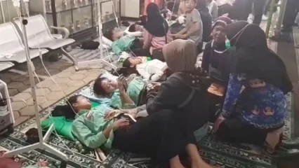 Para siswa yang mengalami mual, muntah dan pusing diduga akibat keracunan MBG terbaring lemas mendapatkan perawatan di Puskesmas Sine, Kabupaten Ngawi, Jawa Timur.