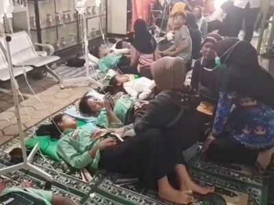 Para siswa yang mengalami mual, muntah dan pusing diduga akibat keracunan MBG terbaring lemas mendapatkan perawatan di Puskesmas Sine, Kabupaten Ngawi, Jawa Timur.