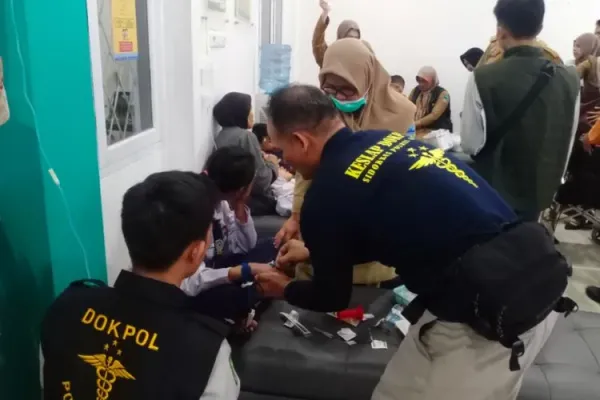 Petugas kesehatan gabungan dari Puskesmas Kadungora dan Dokpol Polres Garut melakukan penanganan medis pada anak-anak korban keracunan MBG di Puskesmas Kadungora, Selasa (30/09/2025). Komnas HAM pada Selasa (30/9/2025) mengatakan, akan bentuk tim khusus untuk mengkaji program MBG setelah ribuan penerima terdampak kasus keracunan di sejumlah wilayah.