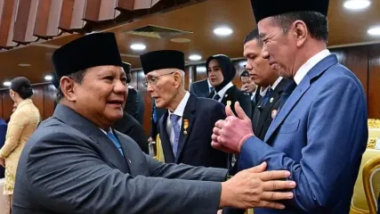 Presiden Prabowo Subianto menyalami Presiden ke-7 Joko Widodo yang turut hadir dalam Sidang Tahunan MPR-RI dan Sidang Bersama DPR-RI dan DPD-RI di Gedung Nusantara, Jakarta Pusat, Jumat (15/8/2025). 