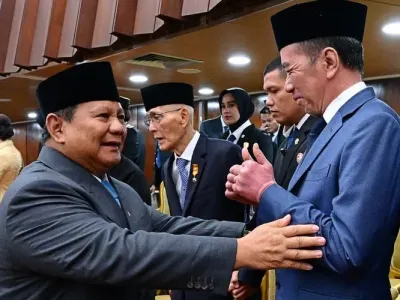 Presiden Prabowo Subianto menyalami Presiden ke-7 Joko Widodo yang turut hadir dalam Sidang Tahunan MPR-RI dan Sidang Bersama DPR-RI dan DPD-RI di Gedung Nusantara, Jakarta Pusat, Jumat (15/8/2025). 