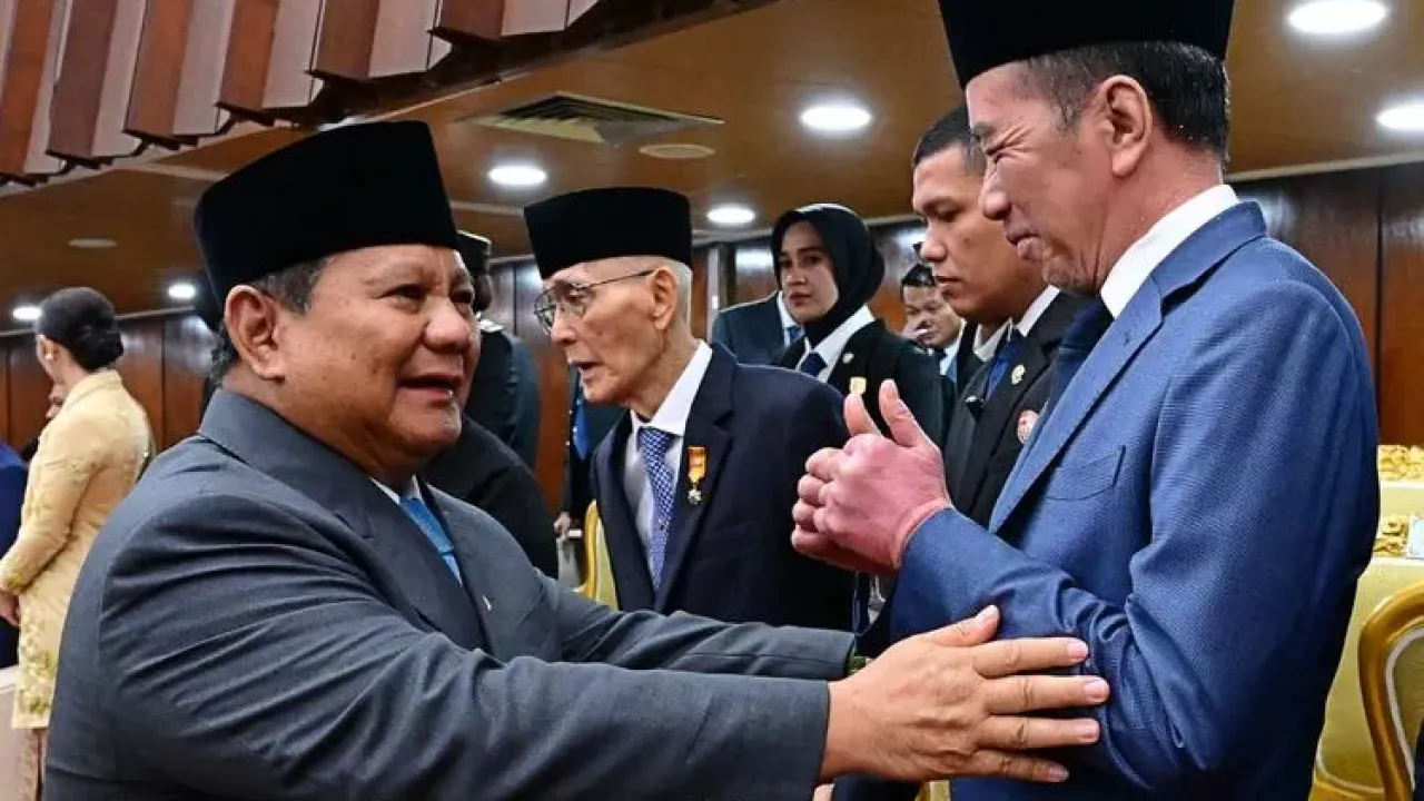 Presiden Prabowo Subianto menyalami Presiden ke-7 Joko Widodo yang turut hadir dalam Sidang Tahunan MPR-RI dan Sidang Bersama DPR-RI dan DPD-RI di Gedung Nusantara, Jakarta Pusat, Jumat (15/8/2025). 
