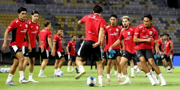 Jelang laga FIFA Matchday pemain timnas Indonesia senior Marselino Ferdinan, Sandy Walsh dan Rizky Ridho menjalani ofisial training di Stadion Gelora Bung Tomo Surabaya, Jawa Timur, Kamis (4/9/2025) malam. 