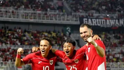 Pemain timnas Indonesia Egy Maulana Vikri, Beckham Putra dan Jordi Amat selebrasi usai menjebol gawang Taiwan saat laga FIFA Matchday yang berakhir dengan skor 6-0 berlangsung di Stadion Gelora Bung Tomo Surabaya, Jawa Timur, Jumat (5/9/2025) malam.
