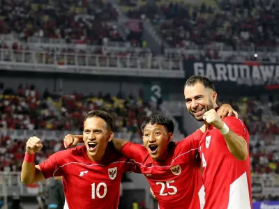Pemain timnas Indonesia Egy Maulana Vikri, Beckham Putra dan Jordi Amat selebrasi usai menjebol gawang Taiwan saat laga FIFA Matchday yang berakhir dengan skor 6-0 berlangsung di Stadion Gelora Bung Tomo Surabaya, Jawa Timur, Jumat (5/9/2025) malam.
