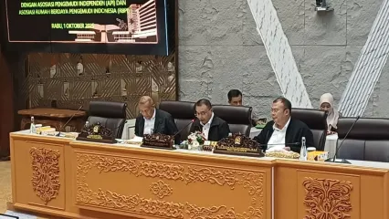 Pimpinan DPR RI bersama pemerintah menerima audiensi perwakilan Asosiasi Pengemudi Independen dan Asosiasi Rumah Berdaya Pengemudi Indonesia, Rabu (1/10/2025) di Gedung DPR RI.