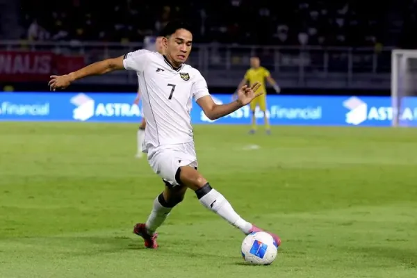 Pemain timnas Indonesia Marselino Ferdinan menggiring bola saat laga FIFA Matchday melawan Lebanon yang berakhir dengan skor 0-0 di Stadion Gelora Bung Tomo Surabaya, Jawa Timur, Senin (8/9/2025) malam.