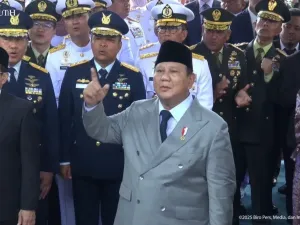 Momen Presiden Prabowo Subianto ikut menyanyikan lagu Indonesia Pusaka di Hari Kesaktian Pancasila di Lubang Buaya, Jakarta Timur, Rabu (1/10/2025). 